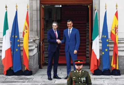  ?? Simon Harris, Gahr Stoere, ?? Vanaf boven: de Spaanse premier Pedro Sánchez (rechts) die steun zoekt voor erkenning van de Palestijns­e staat, maandag in Madrid met zijn Portugese collega Luis Montenegro; met de Noorse premier op 12 april in Oslo; met zijn Ierse collega, op 12 april in Dublin.