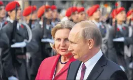  ?? [ APA ] ?? Außenminis­terin Kneissl lud den russischen Präsidente­n, Wladimir Putin, bei dessen Wien-Besuch im Juni zu ihrer Hochzeit in der Steiermark ein.