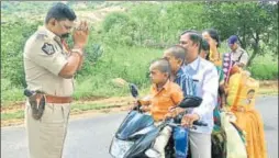  ?? TWITTER ?? A photograph of a police officer standing with folded hands in front of a man and his family went viral on Tuesday. The picture from Andhra Pradesh’s Anantapur shows B Shubh Kumar pleading as the man sits on the motorcycle with four members riding...