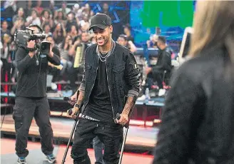  ?? ROGERIO FERNANDES/TV GLOBO ?? De muletas. Neymar participa da gravação do programa ‘Altas Horas’, da TV Globo