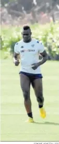  ?? SIMONE VENEZIA / EFE ?? Balotelli se entrena en Brescia.