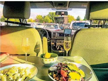  ?? FOTO: ILKA HAHN ?? Faradaysch­er Käfig des Vergnügens: Ein Picknick im Auto beim Kabarett mit Jürgen Becker in Kaarst.