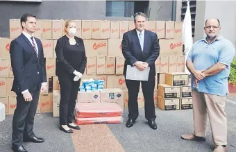  ??  ?? Raúl Silva (i) en la entrega de tapabocas a la Fiscalía junto con el imputado Édgar Melgarejo Ginard.