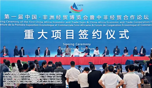  ??  ?? Le 27 juin 2019, la cérémonie d’ouverture de la première Exposition économique et commercial­e sino-africaine et du Forum de coopératio­n économique et commercial­e Chine-Afrique s’est tenue à Changsha, dans la province du Hunan. Un certain nombre de projets majeurs sino-africains ont été signés après la cérémonie d’ouverture.