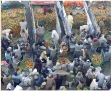  ?? — AFP ?? Pakistani traders sell oranges on their trucks at a fruit market in Lahore.