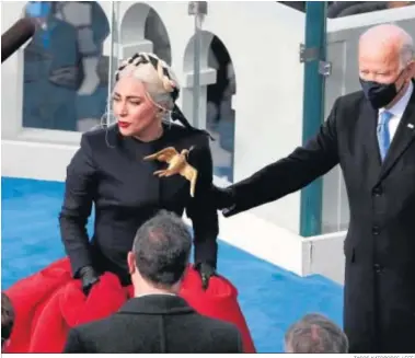  ?? TASOS KATOPODIS / EFE. ?? Lady Gaga junto a Joe Biden, tras cantar el Himno Nacional durante la toma de posesión ayer en Washington.