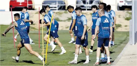  ?? Miguel Ángel Gracia ?? Maikel Mesa, Toni Moya y Lecoeuche, en un ejercicio en la Ciudad Deportiva en esta semana.