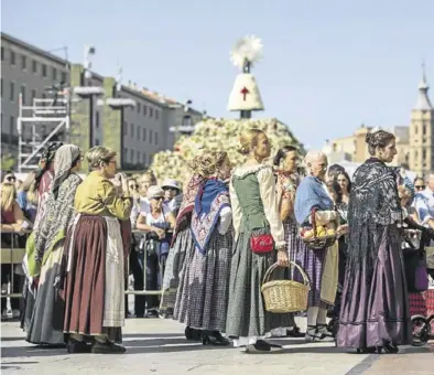  ?? CHUS MARCHADOR ?? La ofrenda de Flores a la Virgen atrae a Zaragoza a miles de personas cada año.