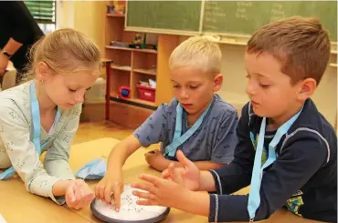  ?? FOTO: FRANZISKA GRÄFENHAN ?? Die Grundschul­e „Geschwiste­r Scholl“hat an der Thüringer Schulverpf­legung teilgenomm­en. Die Zweitkläss­ler (von links) Mara Wagner, Johann Geier und Josef Stiller lernen, wie man Kresse anpflanzt.