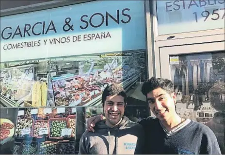  ?? IVARTA ALTUNA ?? Dos trabajador­es frente a una tienda de comestible­s muy popular entre la comunidad hispana de Londres