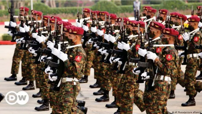  ??  ?? Desfile por el Día de las Fuerzas Armadas el pasado sábado en Birmania.