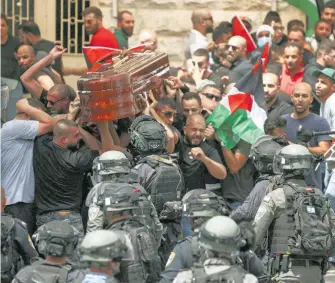  ?? ?? Policías israelíes golpearon a las personas que cargaban el féretro