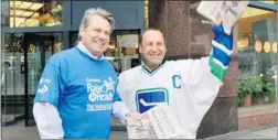  ?? IAN LINDSAY/ PNG FILES ?? Publisher Kevin Bent with former Canuck Stan Smyl on a Raise- a- Reader Day.