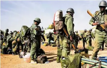  ??  ?? Malian soldiers arriving at Gao airport. French and Malian forces pushed towards Timbuktu on Sunday as the French mission gathered momentum against the Islamists.