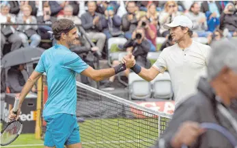  ?? FOTO: DPA ?? Der Neuanfang auf Rasen ist Roger Federer (li.) trotz Problemen gegen Mischa Zverev geglückt.