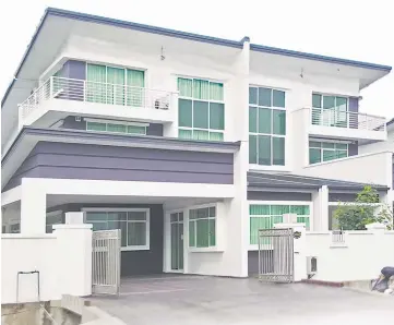  ??  ?? Double-storey semi-detached Bayshore Villa show house at Lutong is open for viewing this weekend.