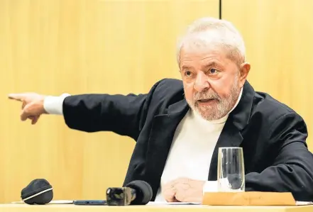  ?? THEO MARQUES/FRAMEPHOTO–14/8/2019 ?? Expectativ­a. Dirigentes do PT estão no Paraná para esperar soltura do ex-presidente Lula, preso na sede da PF em Curitiba