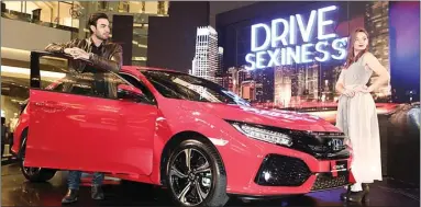  ??  ?? MUHAMAD ALI/JAWA POS MASKULIN: Model berpose di samping Honda Civic Hatchback Turbo saat peluncuran di Jakarta kemarin (9/6). Civic generasi kesepuluh itu lebih irit BBM, pajak lebih murah, dan memiliki impresi berkendara yang lebih baik.