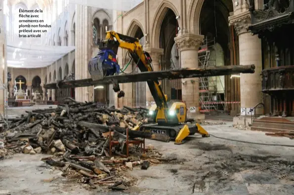  ??  ?? Élément de la flèche avec ornements en plomb non fondus prélevé avec un bras articulé