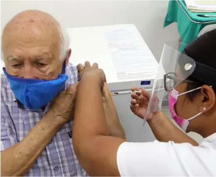  ?? ALoNSo tENorIo ?? El viernes pasado, adultos mayores fueron convocados al Ebáis de San Rafael Abajo de Desamparad­os, para recibir la vacuna. Uno de ellos fue Armando Prada, de 84 años.