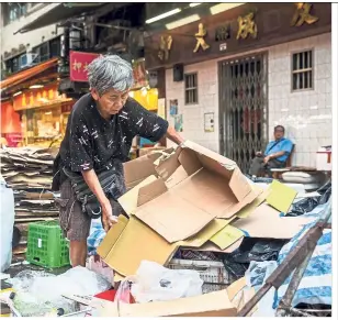  ?? — Photos: AFP ?? Au collects cardboards and other scraps from morning till late at night, seven days a week.