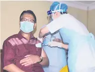  ?? — Gambar Jabatan Penerangan ?? IMUNISASI: Julaihi ketika menerima suntikan vaksin COVID-19 di Stadium Perpaduan, Petra Jaya semalam.