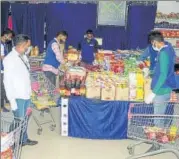  ?? BHARAT BHUSHAN/HT PHOTO ?? Workers unload groceries at a supermarke­t in Punjab’s Patiala on n
Sunday.