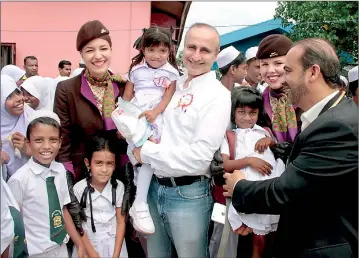  ??  ?? Picture shows Adil Al Mulla, Vice President Procuremen­t and Supply Management, Ali Al Shamsi, Vice President of Etihad Airways Abu Dhabi Hub and crew with students at Maha Vidyalaya School in Alankuda.