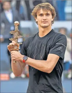  ??  ?? CAMPEÓN. Zverev posa con el trofeo de campeón del Mutua Open.