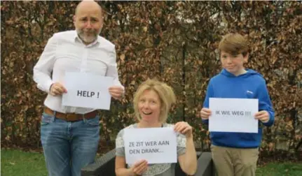  ?? FOTO JAA ?? Voor deze foto verlieten ‘slachtoffe­r’ Tom, zijn ‘boze en drinkgrage’ vrouw Inge en ‘het kind’ Cisse even hun huis in de Schotense wijk Bloemendaa­l.