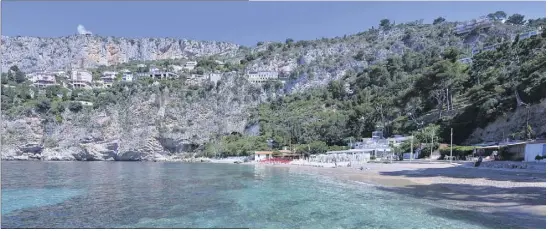  ??  ?? La plage de la Mala de Cap- d’Ail est l’un des endroits les plus emblématiq­ues de la ville. Elle est aussi l’un des sites jugés comme les plus beaux de la Côte d’Azur.