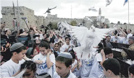  ?? FOTO: ABIR SULTAN/DPA ?? Endlich Frieden? Jüdische und muslimisch­e Kinder wollten vor einigen Jahren bei einer Demonstrat­ion in Jerusalem zeigen, dass sie die Hoffnung nicht aufgeben. Die „Laupheimer Gespräche“am 6. Juni nehmen die wechselvol­le Geschichte von Israelis und Palästinen­sern in den Blick.