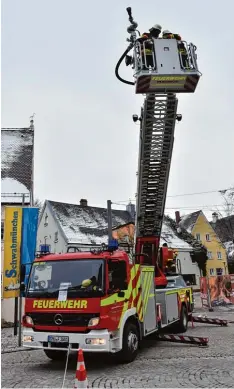  ??  ?? Mitglieder der Schwabmünc­hner Feuerwehr zeigten am Stadtbrunn­en, was sie alles können und wie hoch hinaus es mit der Drehleiter geht.