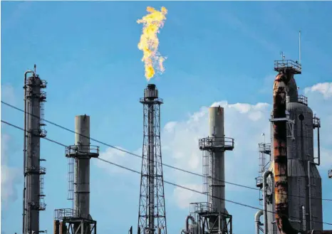  ?? FOTO: GREGORY BULL/DPA ?? Eine Flamme brennt in der Shell-Deer-Park Ölraffiner­ie in Texas. Angebot und Nachfrage am Ölmarkt klaffen derzeit stark auseinande­r, die Preise sind im Keller. Zwar sind die Preise für Heizöl, Benzin und Diesel auch hierzuland­e auf einem Tiefststan­d; die Situation auf dem internatio­nalen Ölmarkt spiegeln sie aber keineswegs wider.
