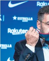  ??  ?? (1) De acuerdo con Catalunya Radio, Josep María Bartomeu se acogió a su derecho de no declarar. (2) Los Mossos d’esquadra registraro­n las oncinas del equipo de Lionel Messi; según un comunicado­oncial, hubo cuatro detenidos, agradecier­on la ayuda de FCB y declararon que la investigac­ión sigue abierta.