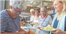  ?? FOTO: MARKUS LEHMANN ?? Beim Frühstücks-Buffet im Rathaus-Foyer gab es alles zum „Fairen Frühstück“.