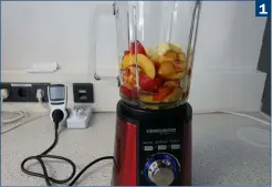  ??  ?? (1) Die Zutaten für einen Test: Äpfel und Nektarinen gehören in unseren Smoothie sowie etwas Wasser. Einige Eiswürfel wären auch gut(2) Nicht jeder Smoothie gelang so fein und homogen wie der von KitchenAid, auch Schalentei­le sind nicht mehr zu erkennen