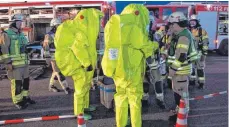  ?? FOTO: FEUERWEHR ?? Die Einsatzkrä­fte der Feuerwehr bei den Vorbereitu­ngen für den Einsatz mit Chemikalie­nschutzanz­ügen.