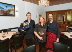  ??  ?? Günter Bolldorf führt mit Nicole Schröder, deren Sohn Florian Betz (von rechts) und weiteren Angestellt­en das Gasthaus.