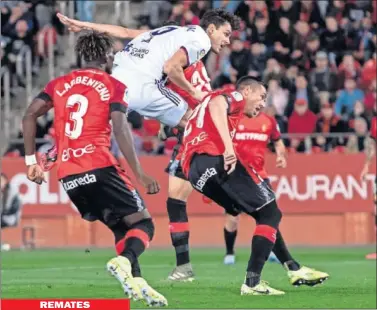  ??  ?? Enes Ünal remata a portería en una ocasión de la primera mitad.