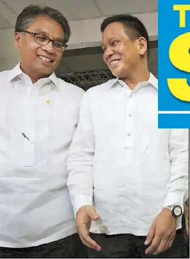  ?? MICHAEL VARCAS ?? New DILG Secretary Mel Senen Sarmiento (right) chats with his predecesso­r Mar Roxas at a turnover ceremony yesterday.