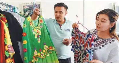  ?? ?? Abdula chooses a traditiona­l costume of the Uygur ethnic group to wear during a livestream.