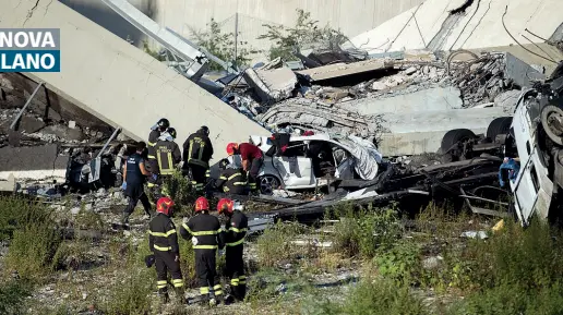  ??  ?? 14 agosto ‘18 Alle 11.36 della vigilia di Ferragosto, mentre su Genova infuria un temporale il ponte Morandi crolla sul letto del torrente Polcevera e su parte della ferrovia sottostant­e. Alla fine i morti sono 43 con decine di feriti. Le cause del crollo, secondo la Procura di Genova, sono legate alla pessima e carente manutenzio­ne del ponte autostrada­le