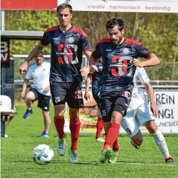  ?? Archivfoto: Thorsten Jordan ?? Drei Punktspiel­e bleiben den Landsberge­rn (links Rainer Storhas, rechts Dominik Schön) noch, um den direkten Abstiegspl­atz zu verlassen.