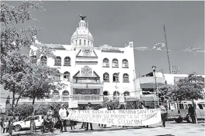  ?? JORGE MARTÍNEZ ?? Ya han manifestad­o su negativa a recibir en la demarcació­n cadáveres que permanecía­n en tráileres