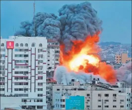  ?? ?? RESPUESTA. Israel bombardeó la Franja y cortó la electricid­ad.