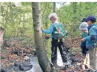  ??  ?? Diese Jungs haben an einem Bach im Wald Pilze gefunden und untersuche­n diese mit einem Stock.