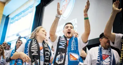  ??  ?? Los fanáticos celebraron ayer en Minneapoli­s la decisión de MLS de otorgarles una nueva franquicia.