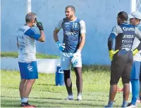  ??  ?? RECUPERADO. El portero Edrick Menjívar ya se puso los guantes y ha comenzado a entrenar con balón.