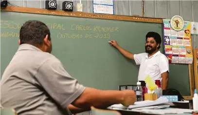  ?? Gustavo Carneiro ?? “Ser professor hoje é estar comprometi­do com a transforma­ção. É acreditar que todos têm direito à educação”, ressalta Carlos Roberto de Oliveira